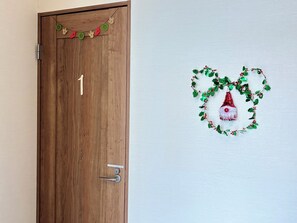 Casa familiare | 2 camere, una scrivania, postazione laptop, tende oscuranti