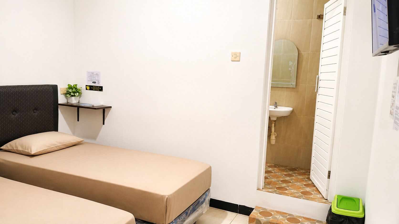 Standard Twin Room, Private Bathroom | Laptop workspace, free WiFi, bed sheets