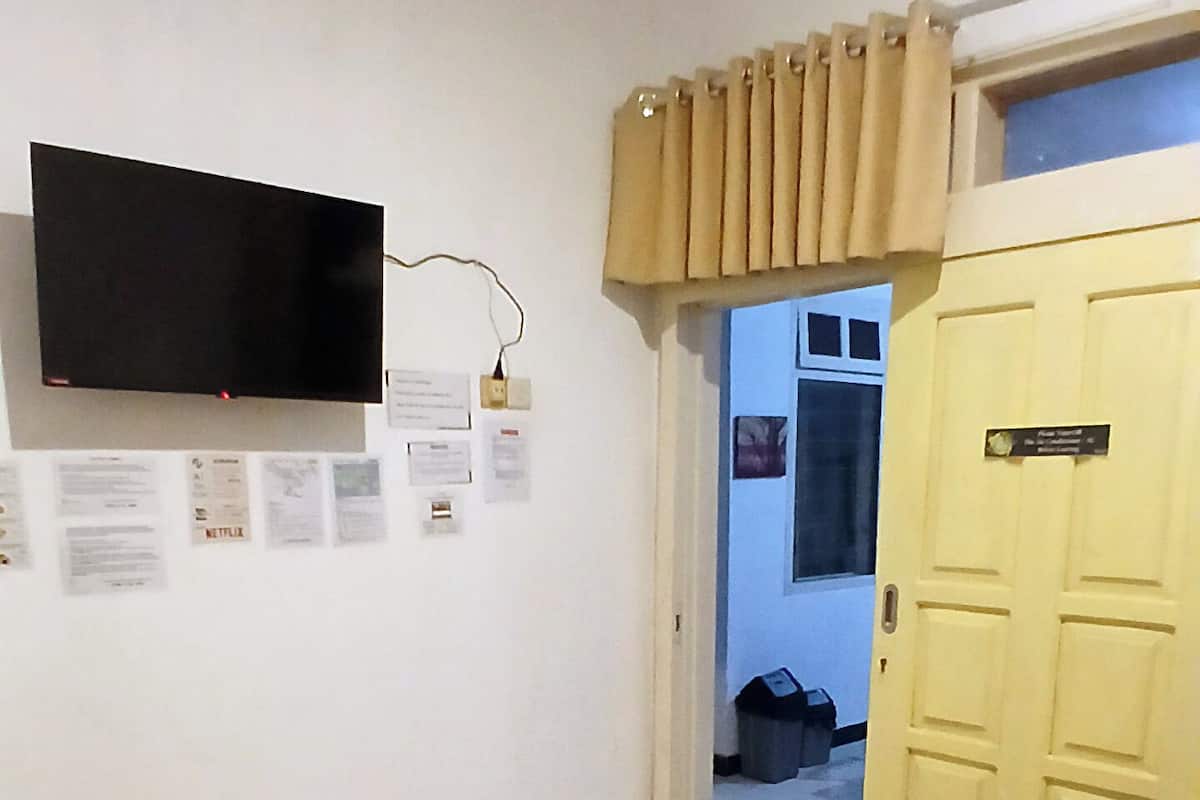 Eenvoudige tweepersoonskamer | Een laptopwerkplek, gratis wifi, beddengoed