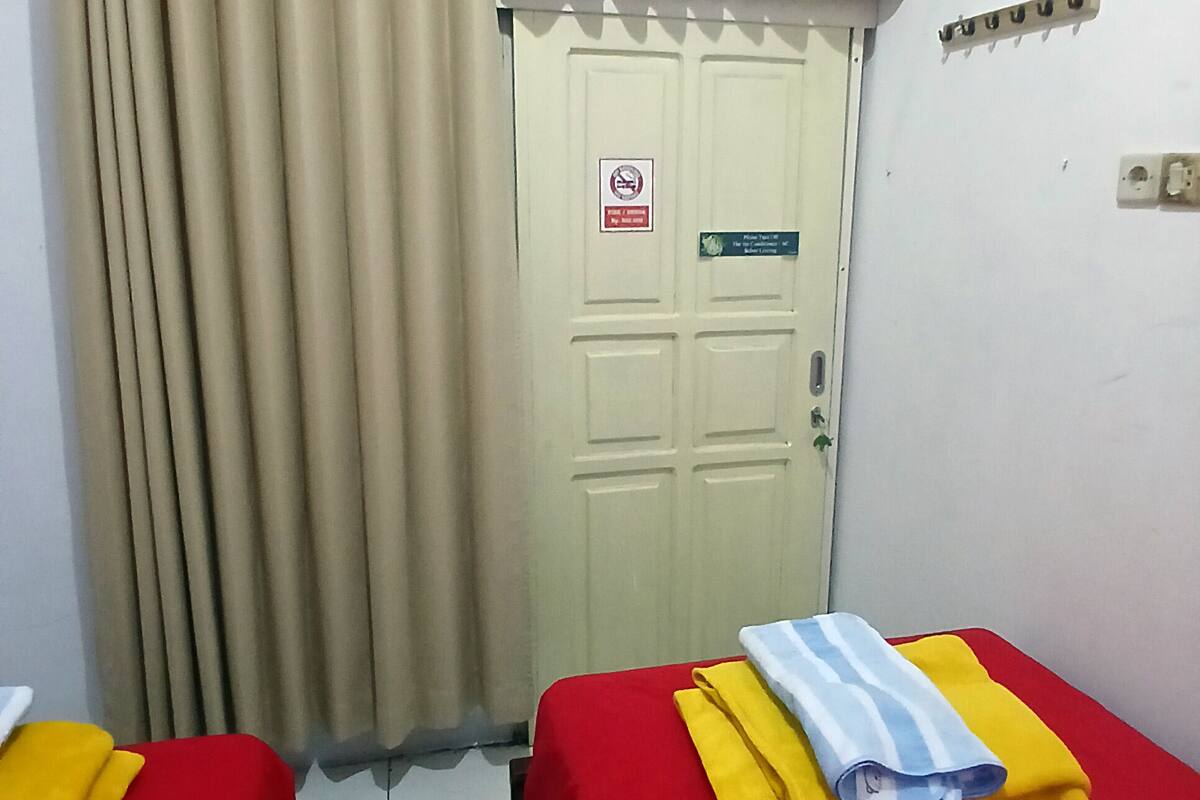 Laptop workspace, free WiFi, bed sheets