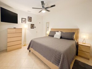 1 habitación, caja de seguridad en la habitación y escritorio 