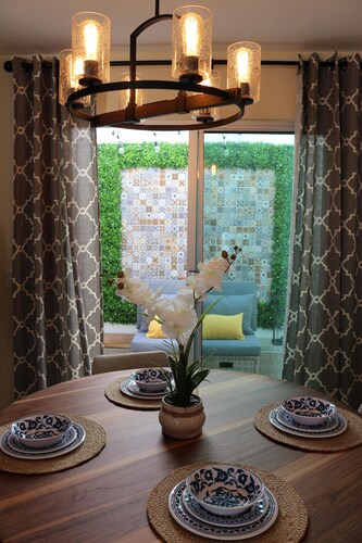 ★Gated Community minutes from DOWNTOWN & BEACH★