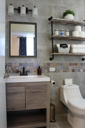 Shower, hair dryer, towels, soap - ★Gated Community minutes from DOWNTOWN & BEACH★ (Acapulco)
