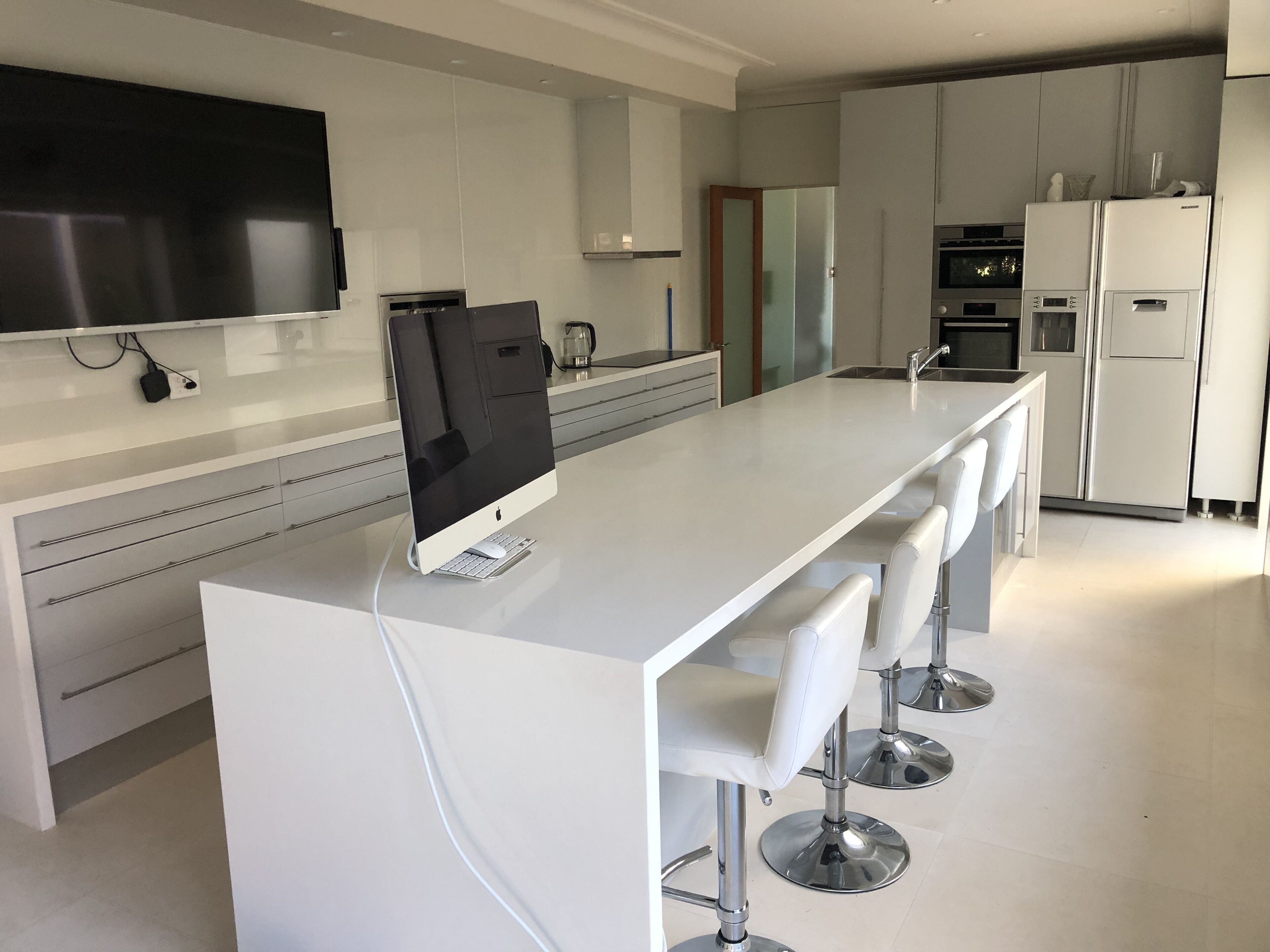 Supersized whole floor Residence Near Manly — image 3