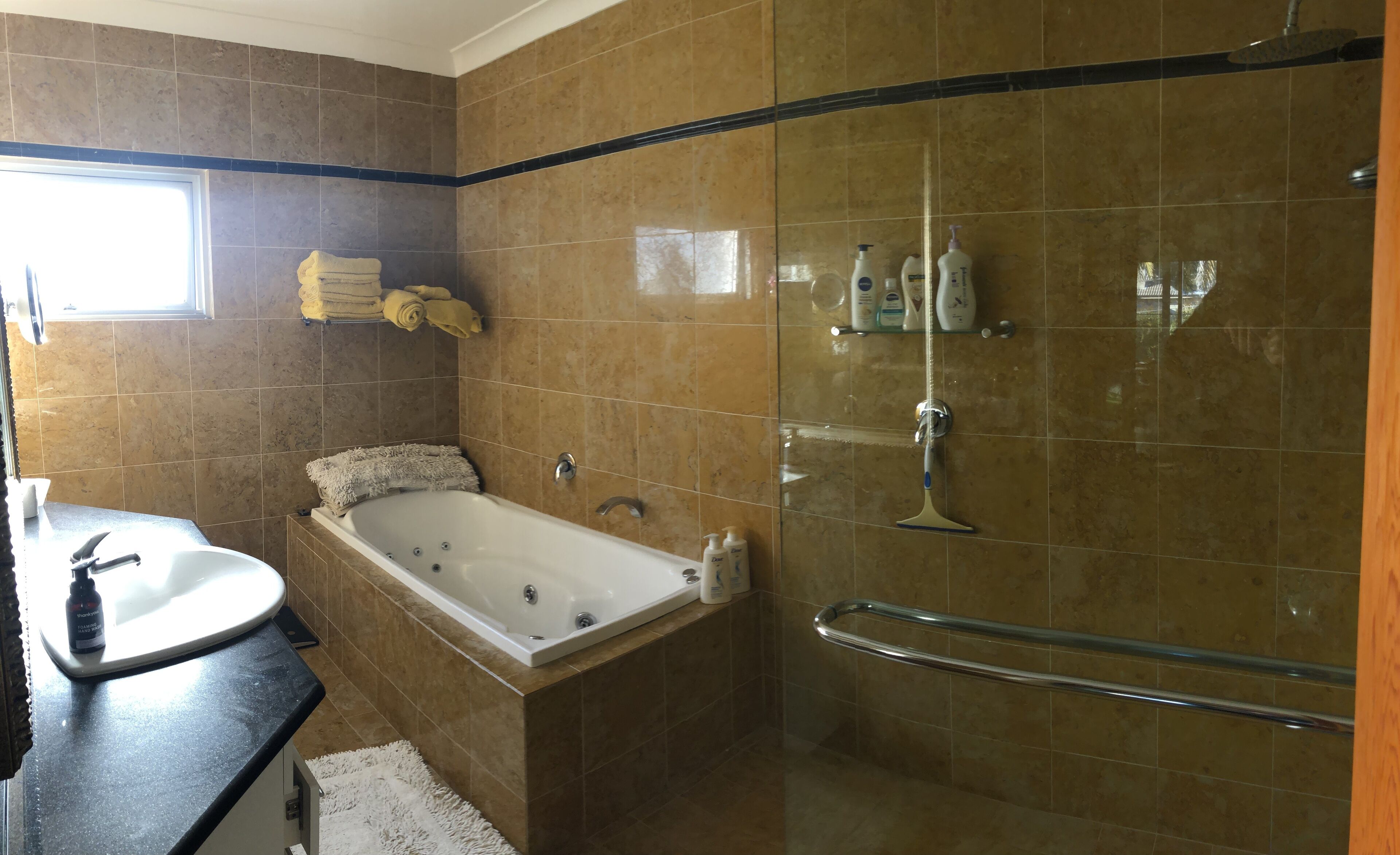 Supersized whole floor Residence Near Manly — image 7