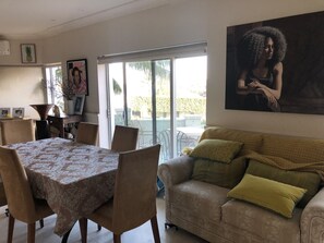 Smart TV, stereo - Supersized whole floor Residence Near Manly (Balgowlah)