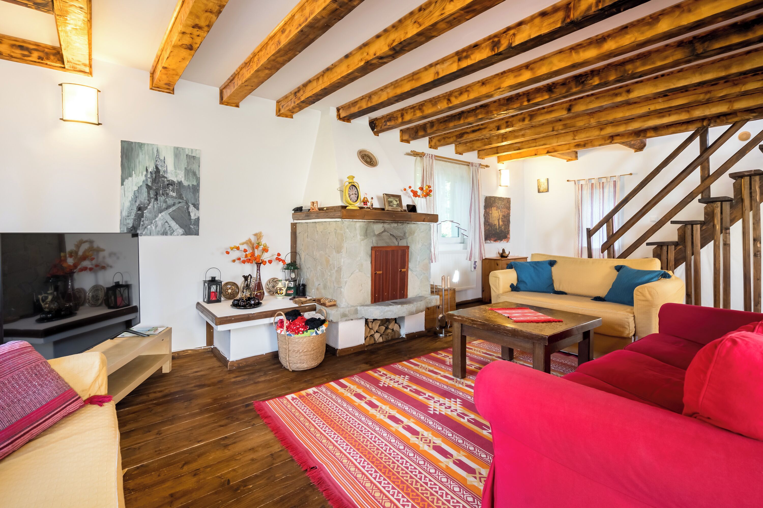 Una televisión, una chimenea