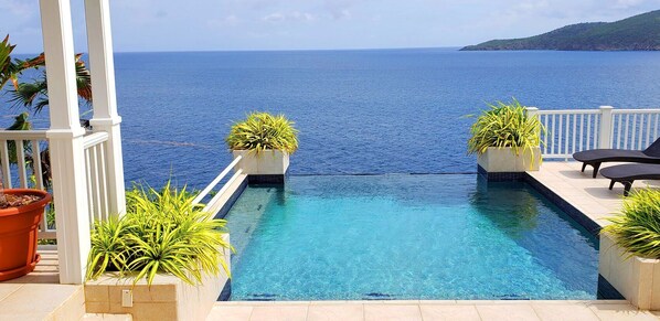 Piscina all'aperto, una piscina riscaldata
