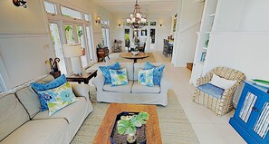 Smart TV, videogiochi, lettore DVD, libri