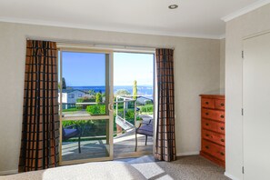 4 bedrooms, iron/ironing board, WiFi