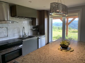 Geladeira, micro-ondas, fogão, cooktop