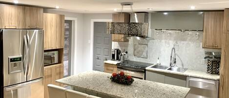 Refrigerador, microondas, horno, placa de cocina