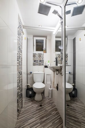 Haartrockner, Handtücher, Shampoo, Toilettenpapier