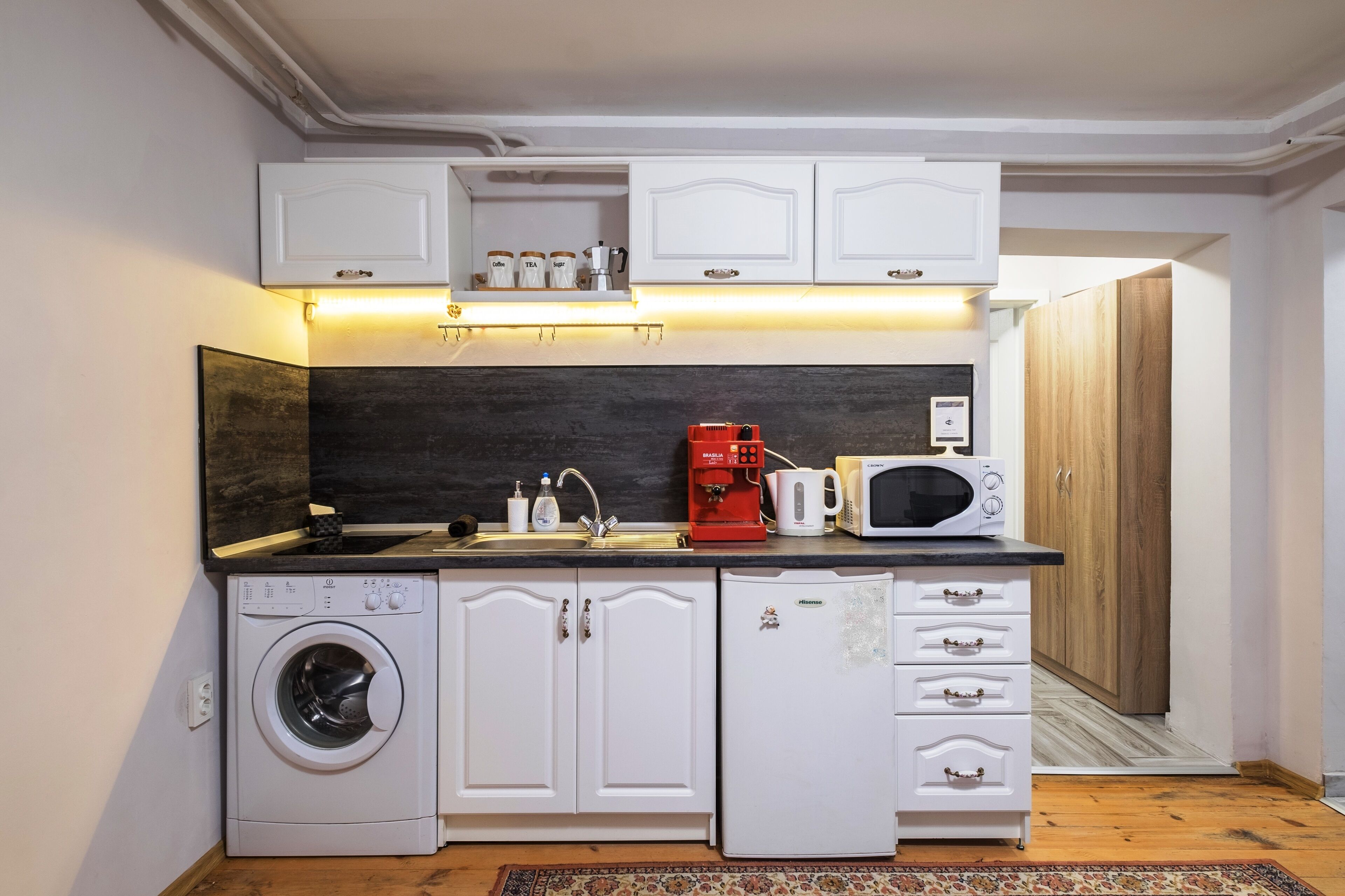 Micro-ondes, cafetière/bouilloire, bouilloire électrique, grille-pain