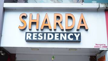 Un letrero para Sharda Residency, con el nombre mostrado en grandes letras.