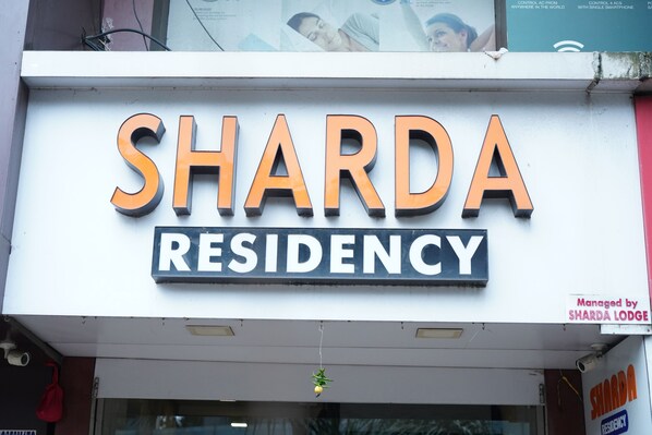 Un letrero para Sharda Residency, con el nombre mostrado en grandes letras.