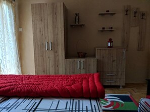 3 habitaciones, tabla de planchar con plancha, internet y ropa de cama 