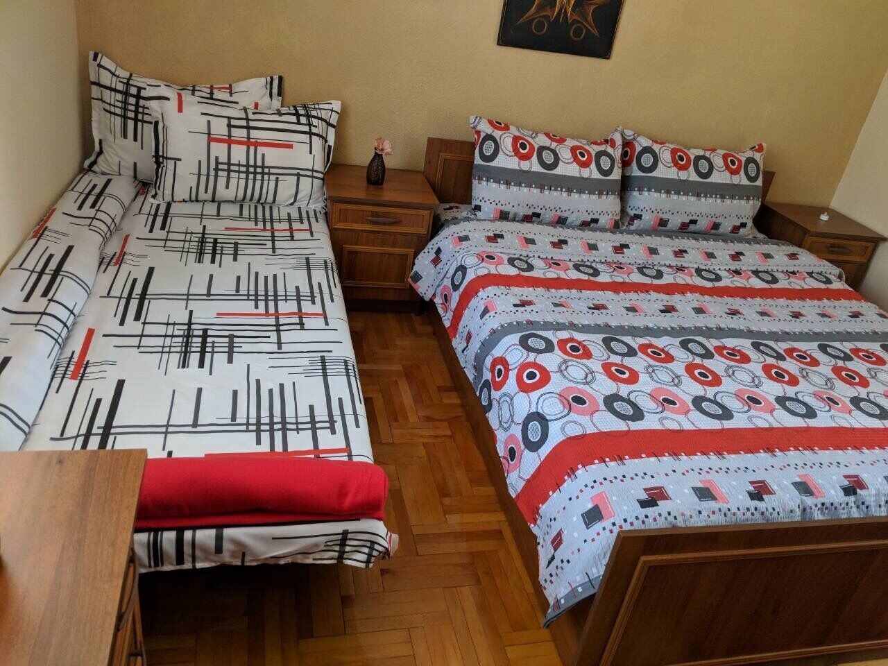 3 habitaciones, tabla de planchar con plancha y acceso a internet 