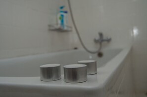 Badewanne, Haartrockner, Handtücher, Seife
