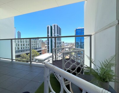 152 City Rest with Views, high up + parking sleeps 2