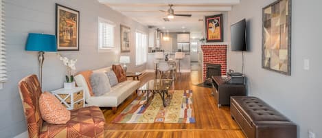 Télévision, cheminée, vidéothèque