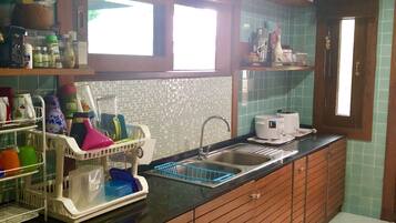 Microones i utensilis de cuina, vaixella i coberteria