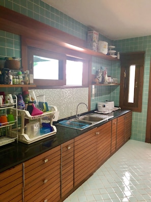 Microwave, cookware/dishes/utensils - Kirinakara luxury villa (Tambon Hin Lek Fai)