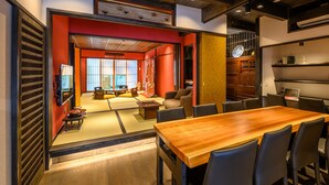 A traditional Japanese room with tatami flooring, a wooden dining table, and black chairs. - Miyagawacho Samurai Machiya, Miyagawacho Samurai Machiya (京都市)