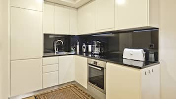 Refrigerador, horno, lavavajillas y cafetera y tetera