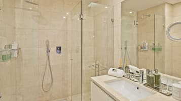 Douche, serviettes fournies