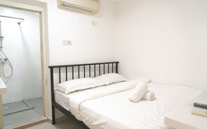 Desk, iron/ironing board, free WiFi, bed sheets - Cherryloft Express (Singapore)