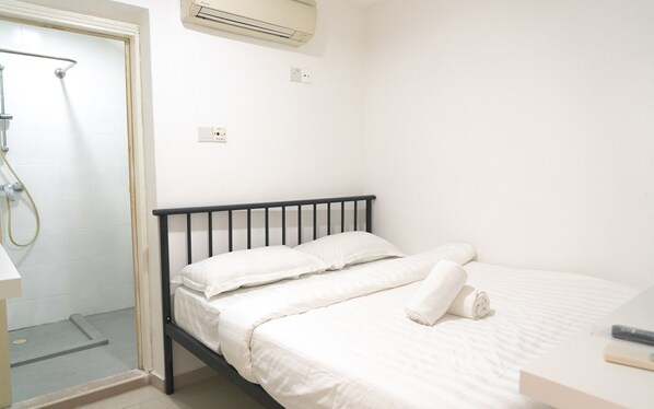 Meja, seterika/papan seterika, Wi-fi percuma, cadar katil