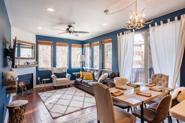 Télévision, cheminée, services de streaming