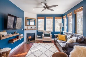 Télévision, cheminée, services de streaming