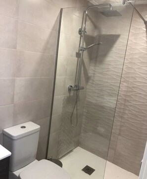 Shower, hair dryer, towels - Luxury apartment 800m from Mar Menor beaches and walking distance to amenities (San Pedro del Pinatar)