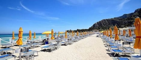 Una spiaggia nelle vicinanze, lettini da mare, teli da spiaggia