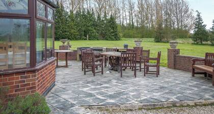 9 bedroom accommodation in Stenson, near Derby