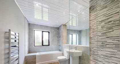 9 bedroom accommodation in Stenson, near Derby