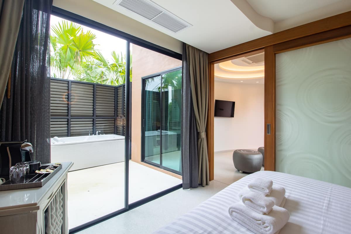 Villa with Jacuzzi | Minibar, két bảo mật tại phòng, bàn 