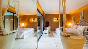 Deluxe Room with Public Pool | Minibar, Zimmersafe, Schreibtisch, laptopgeeigneter Arbeitsplatz