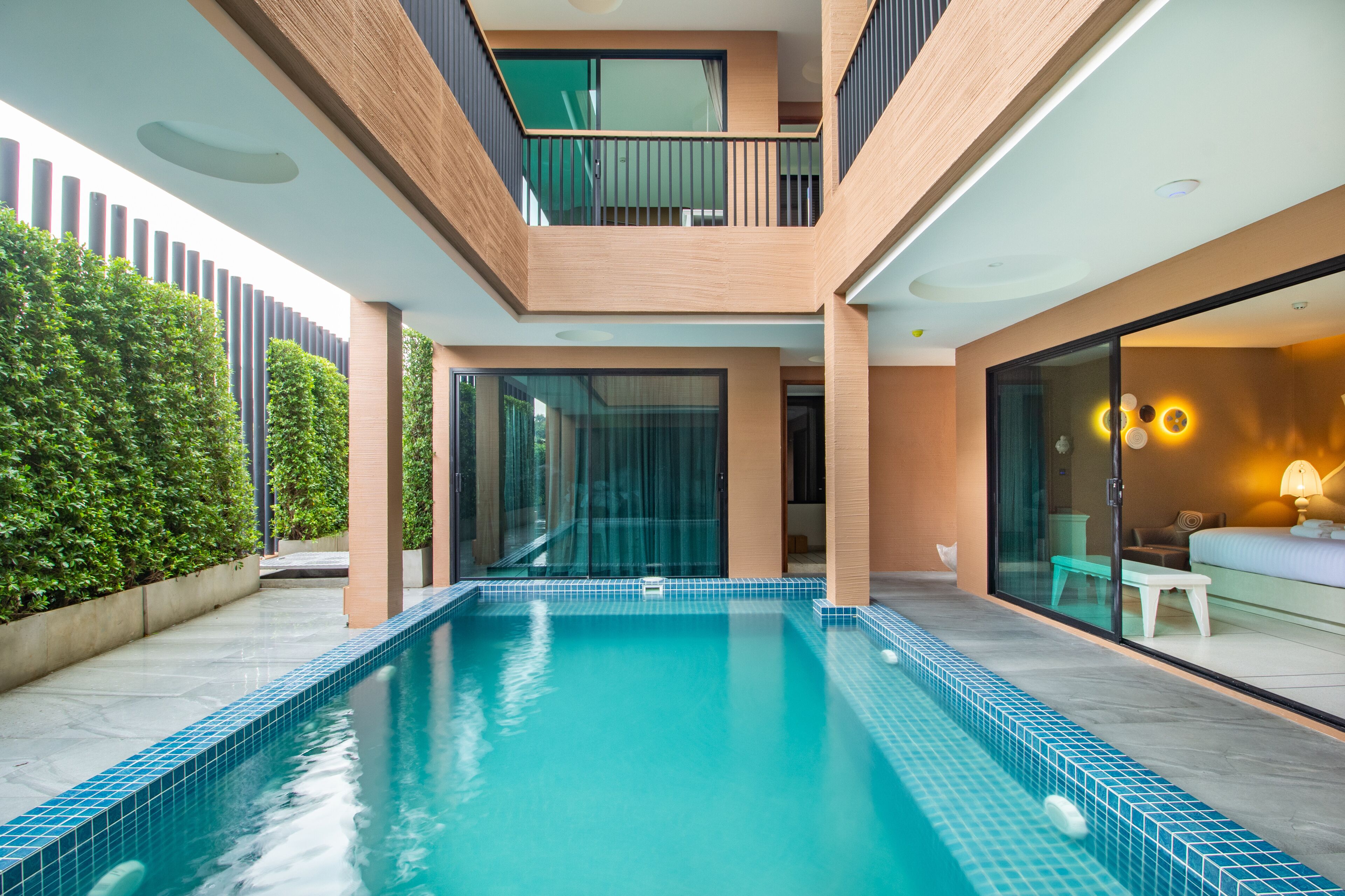 สระว่ายน้ำกลางแจ้ง