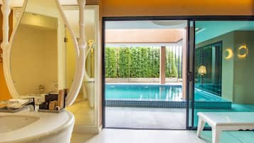 Deluxe Room with Public Pool | Badkamer | Een haardroger, badjassen, pantoffels, een bidet