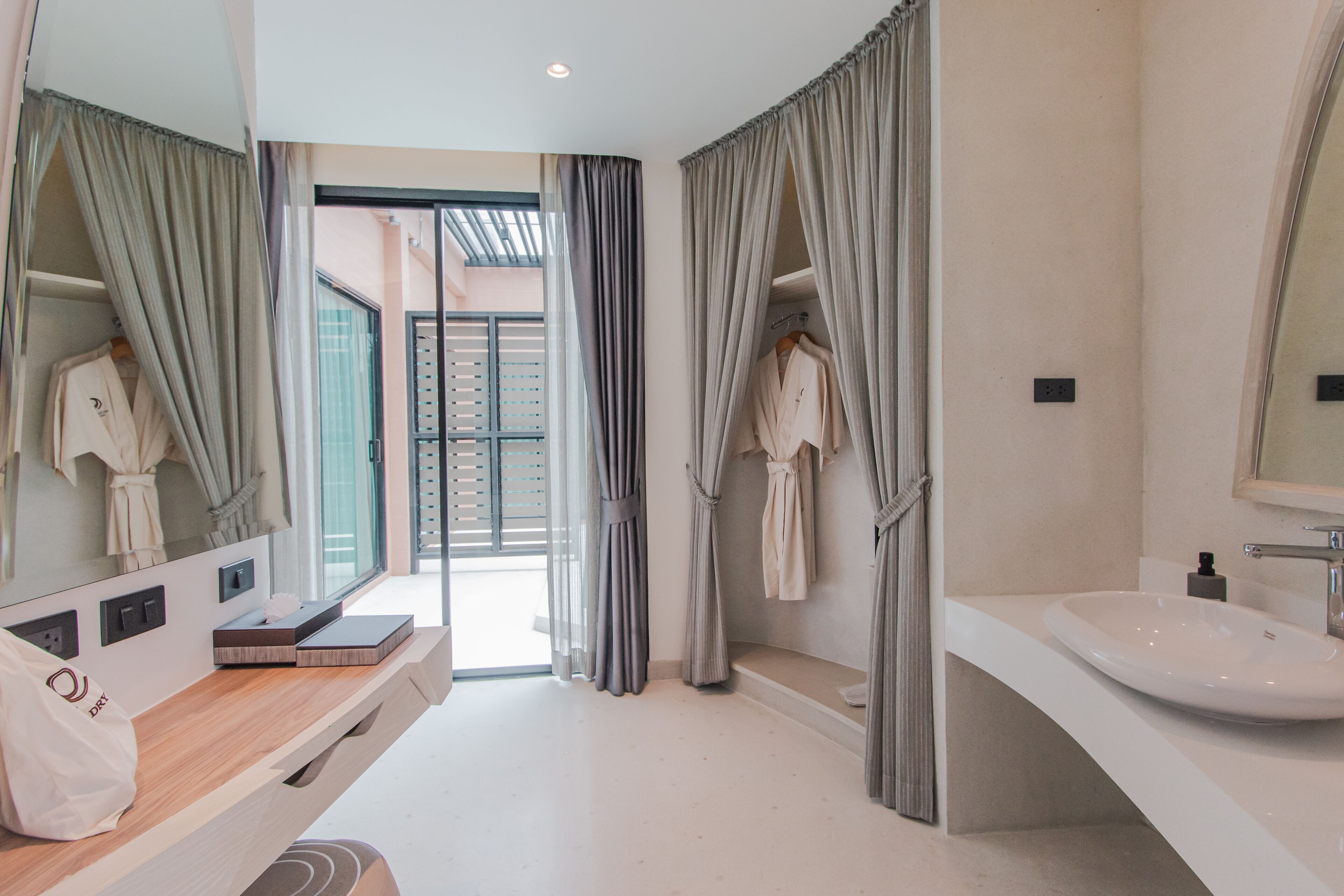 Villa Pool Access | Area soggiorno | Smart TV 43 pollici con canali via cavo, TV