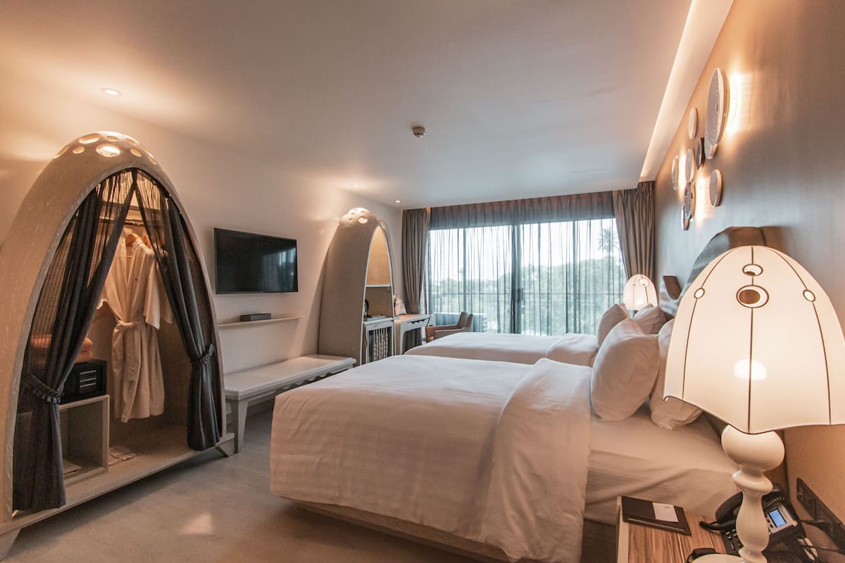 Minibar, két bảo mật tại phòng, bàn 