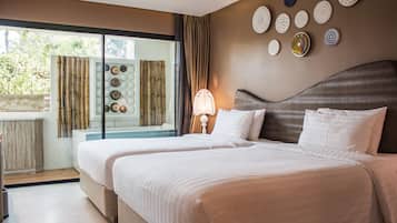 Deluxe Twin Room with Jacuzzi | Minibar, in-room safe, desk, laptop workspace