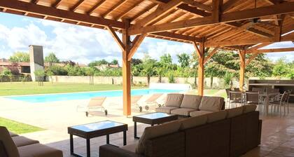 Manoir rénové / Maison de Maßtre avec grande piscine d'eau salée chauffée