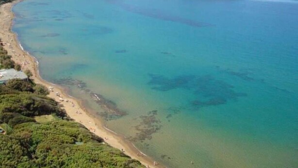 Eine Küstenlandschaft mit Strand und einer kleinen Siedlung.