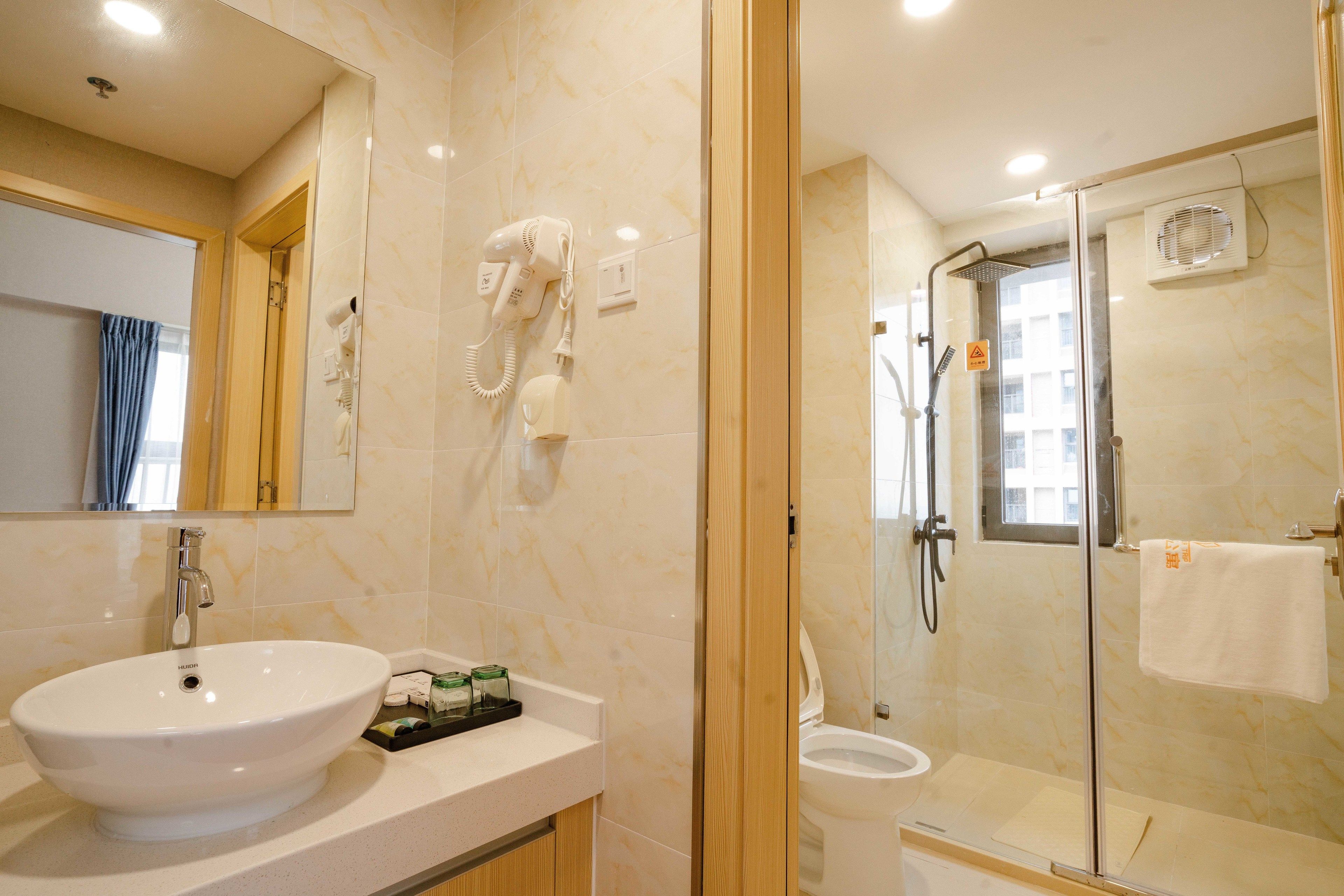 Suite familiar, varias camas | Baño | Ducha y cabezal de ducha tipo lluvia