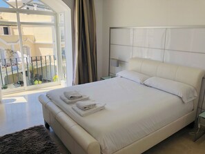 3 slaapkamers, een strijkplank/strijkijzer, wifi, beddengoed