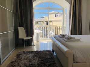 3 slaapkamers, een strijkplank/strijkijzer, wifi, beddengoed